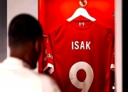 开云体育下载-包含英格兰联赛球员转会风波持续，欧洲足坛震动的词条