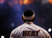 开云体育在线-公牛鏖战广厦队，约基奇成为关键先生，跨界篮球的奇幻叙事