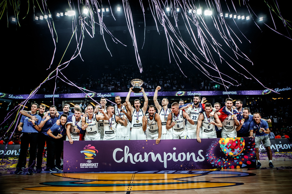 欧洲篮球联赛决赛现场气氛热烈感人