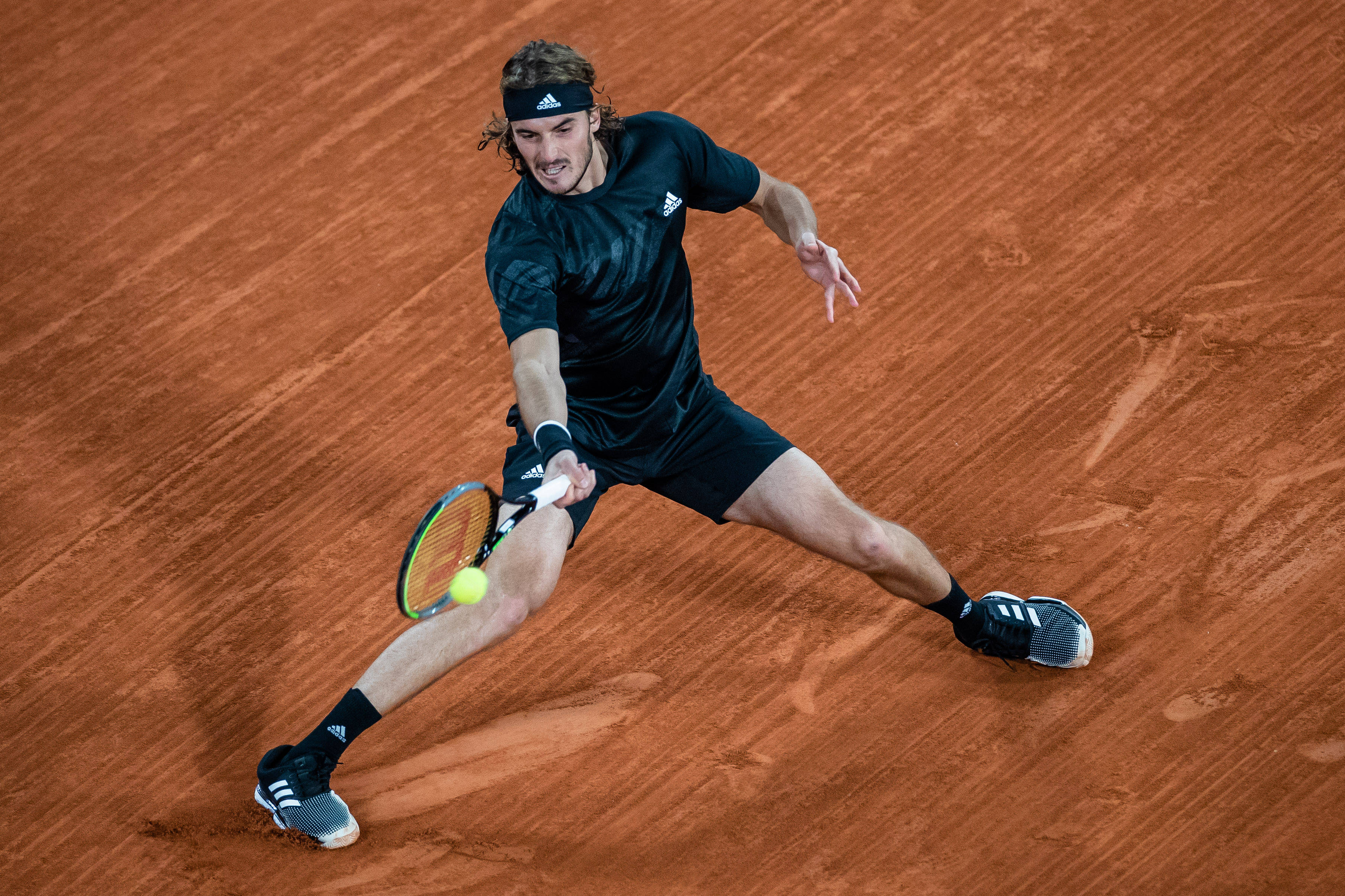 西班牙网球队力克美国网球队，西西帕斯送出助攻的简单介绍