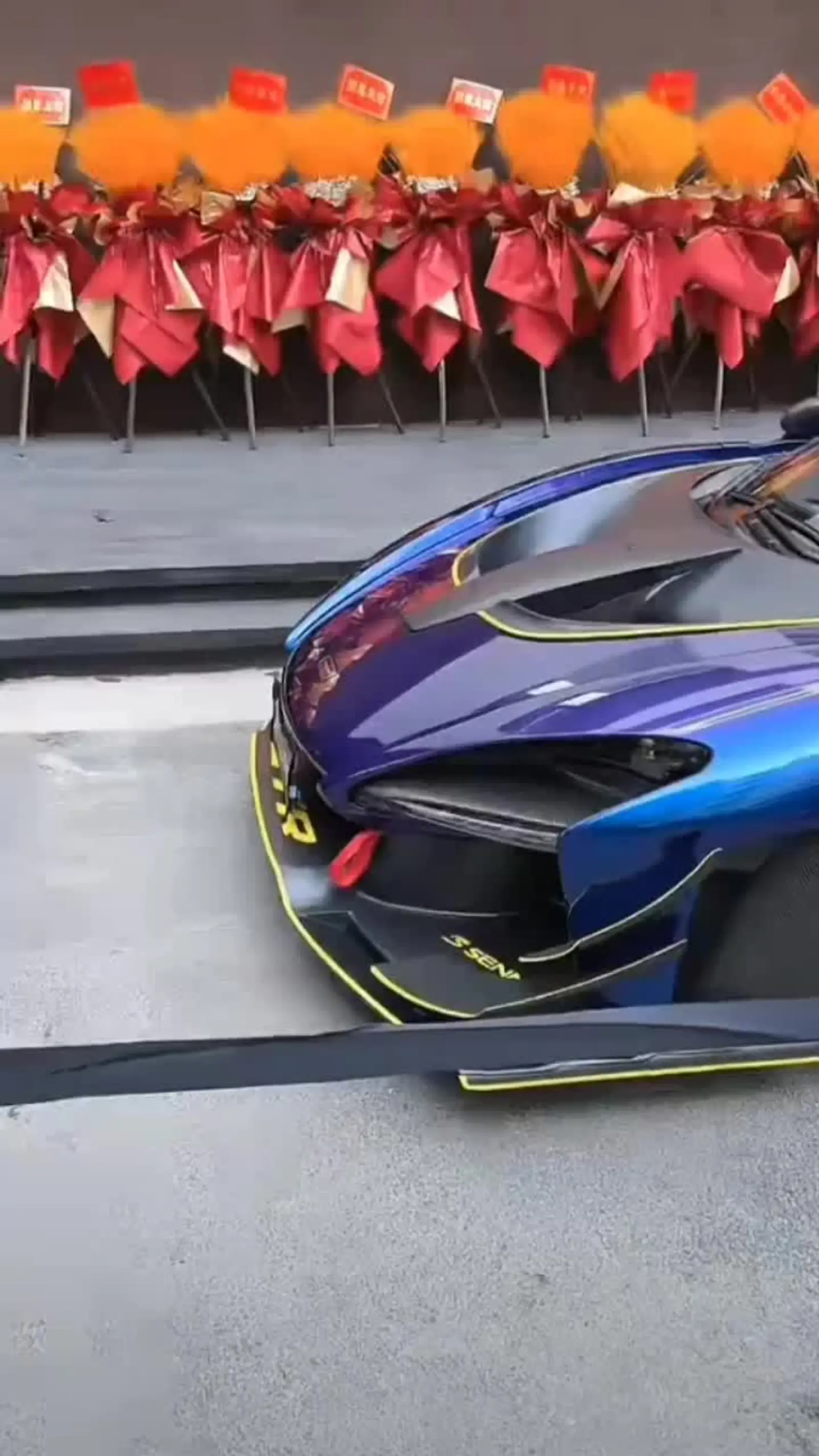 包含阿斯顿马丁碾压迈凯伦，汉密尔顿关键制胜的词条