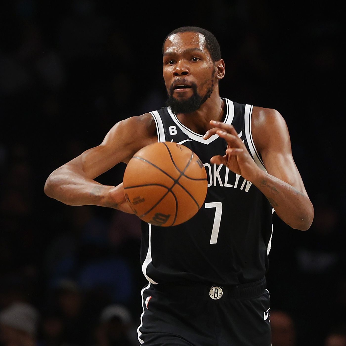 篮网险胜江苏队，欧文刷新纪录的简单介绍