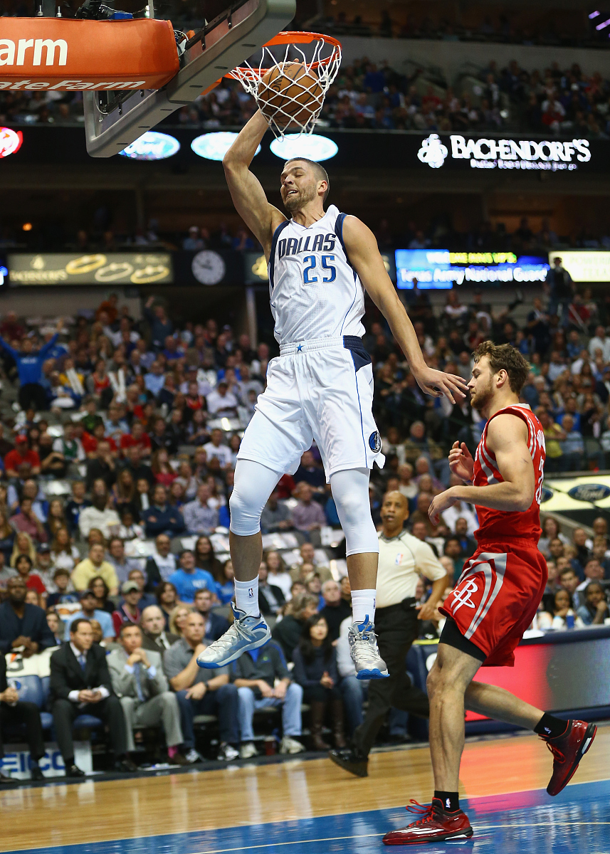 马刺队主场逆转国王，压哨三分绝杀引爆现场气氛的简单介绍