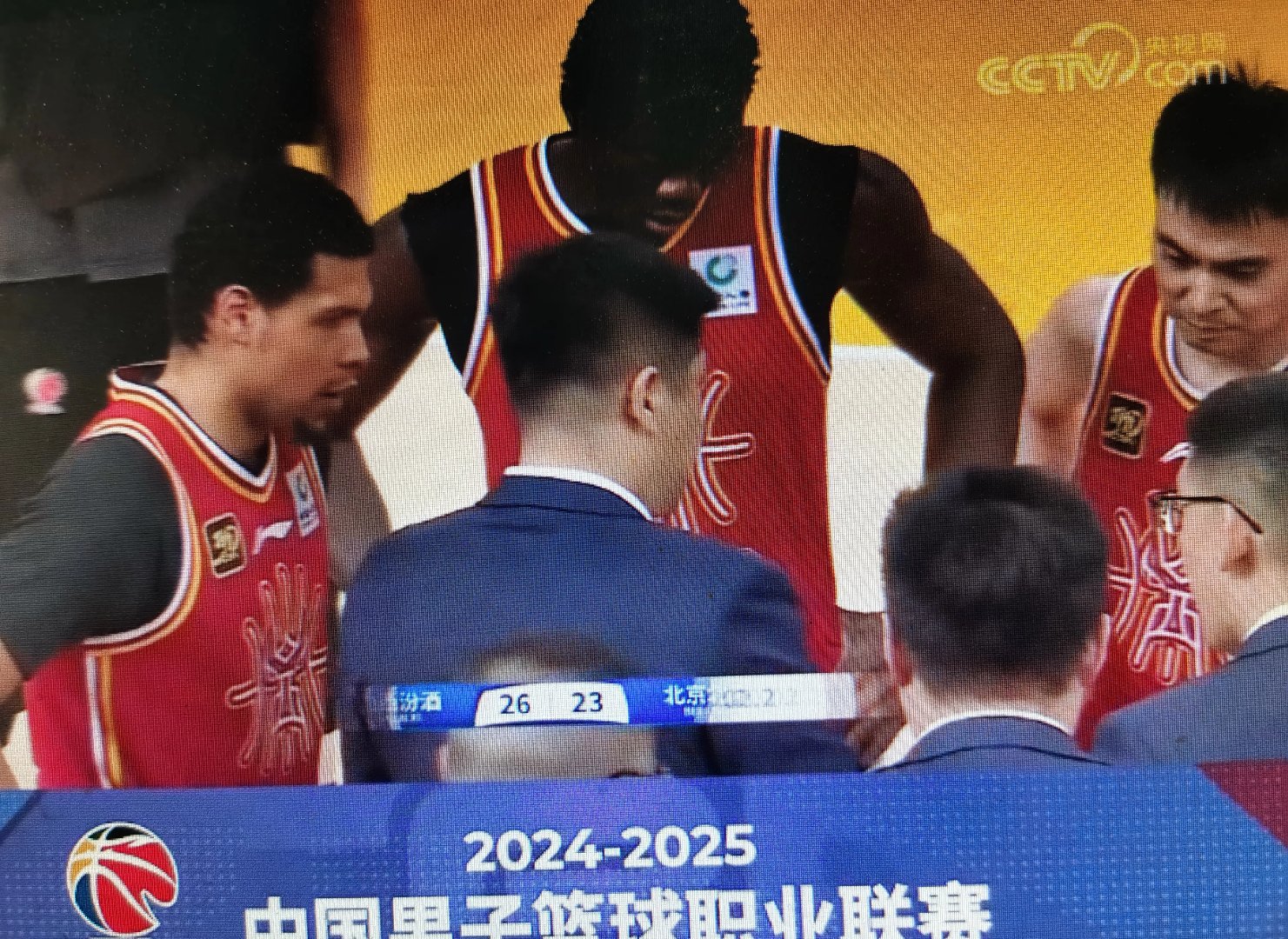 球队之间的激烈对抗，胜负难分