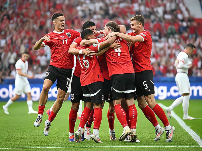 包含大阵仗！欧洲杯预选赛激烈角逐，球员风采飒爽的词条