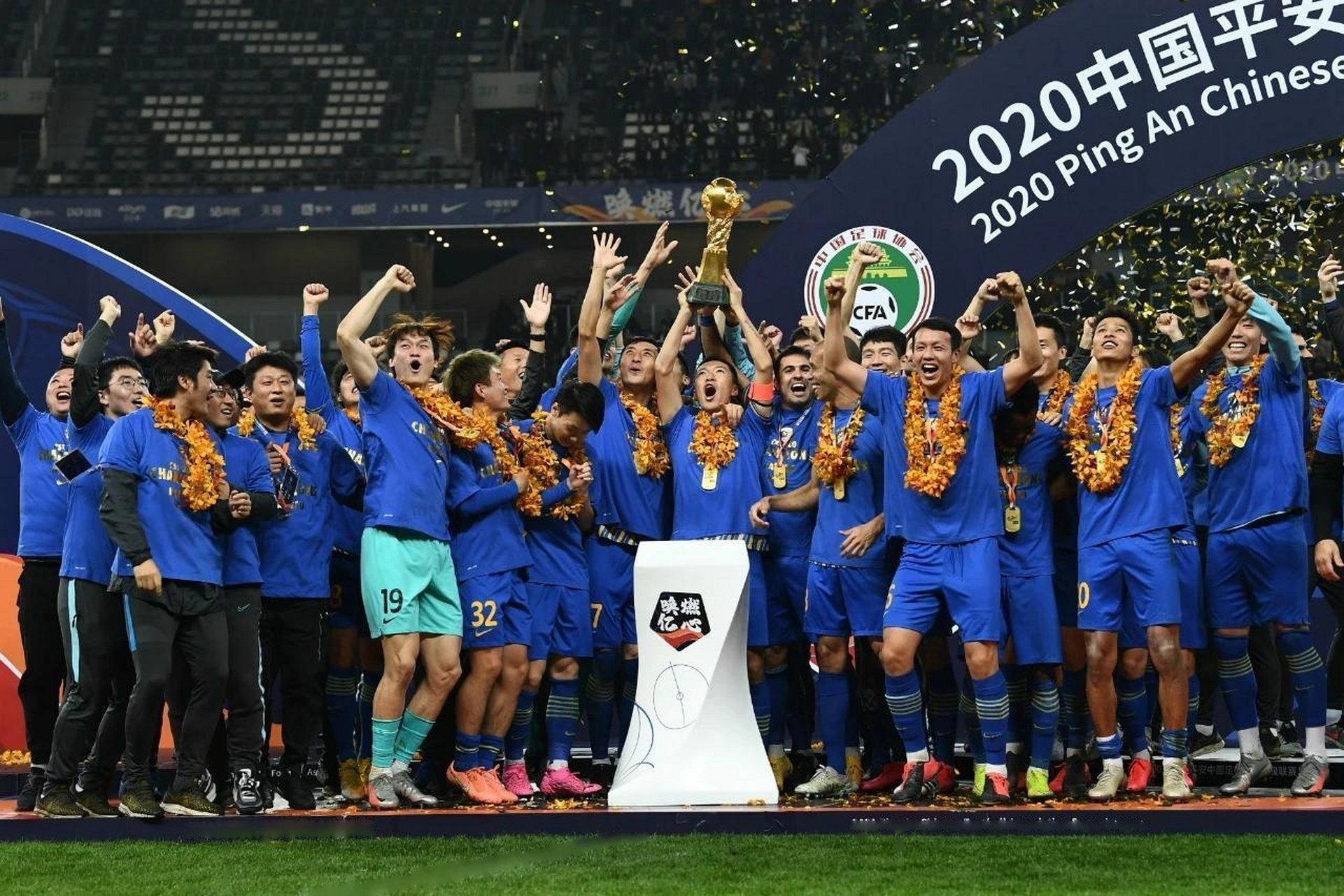 江苏苏宁队庆祝他们的最新胜利