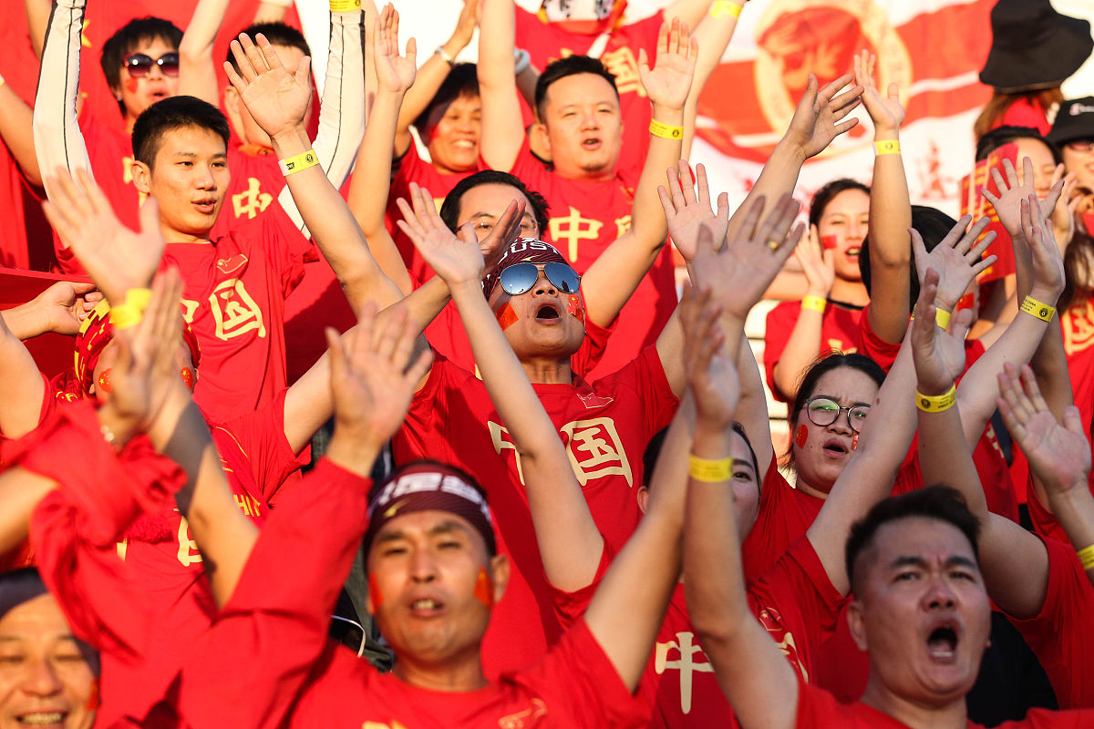 比赛现场气氛热烈，球迷激情加油为球队助威