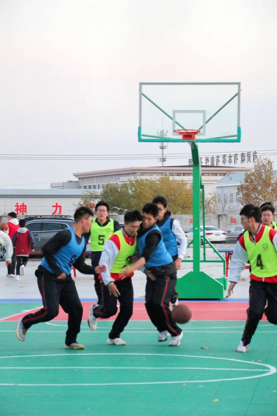 篮球比赛精彩纷呈，球迷欢呼不断