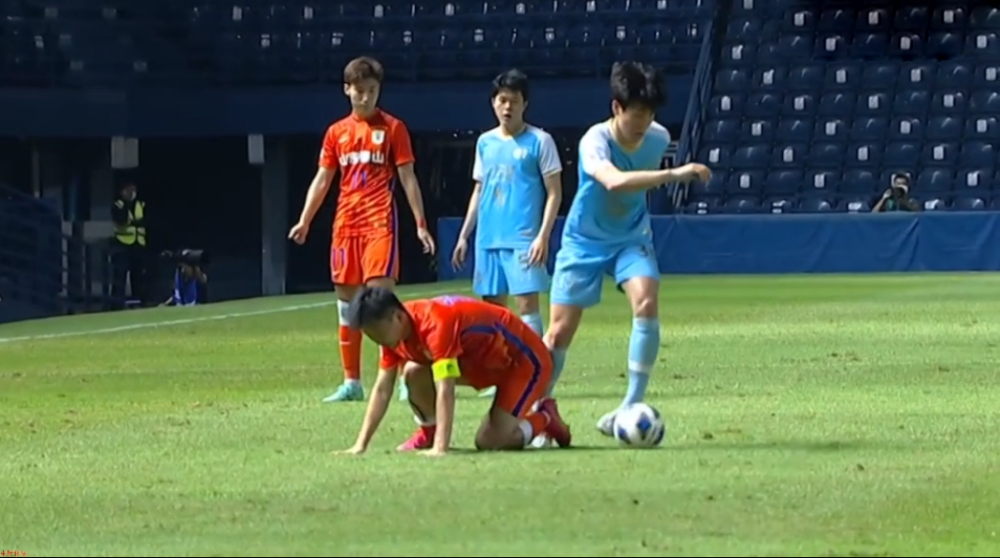 包含福建主场惨败，球员沮丧离场，教练总结战术的词条