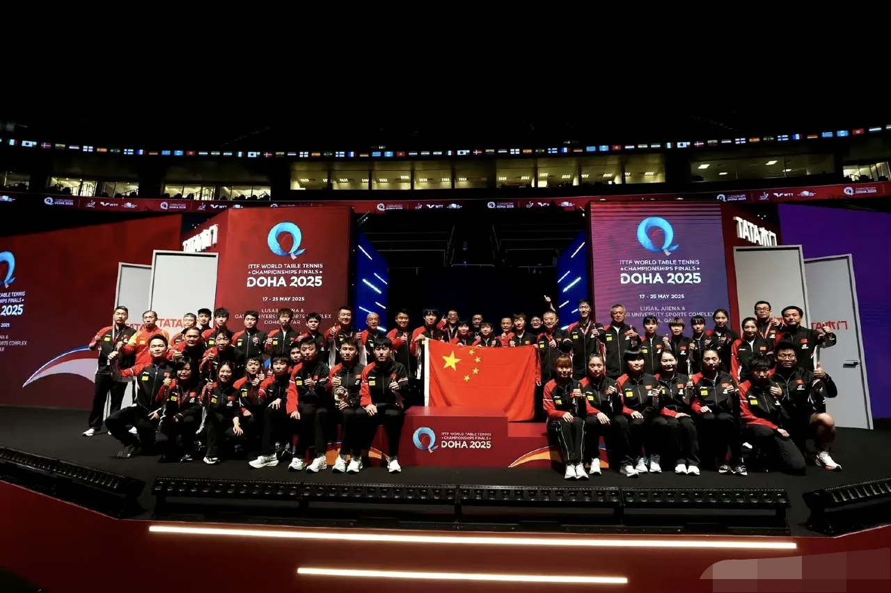 球队齐聚赛场，展现团队精神争夺胜利