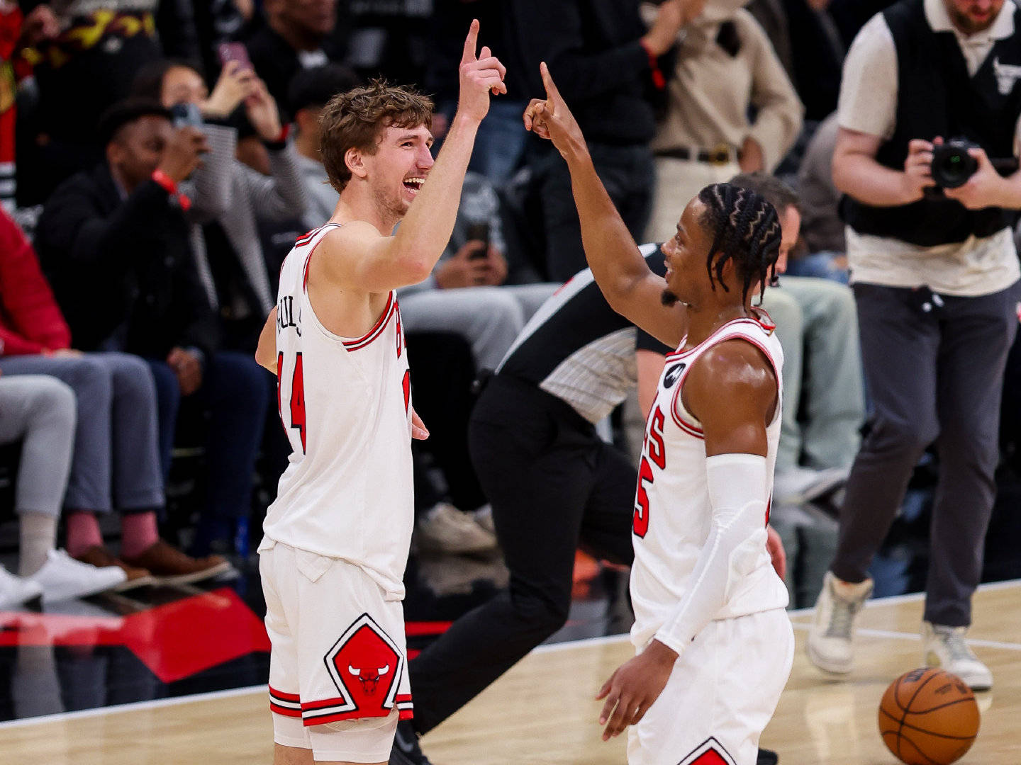 公牛主场告负尼克斯，拉文努力发挥遭遇困境的简单介绍