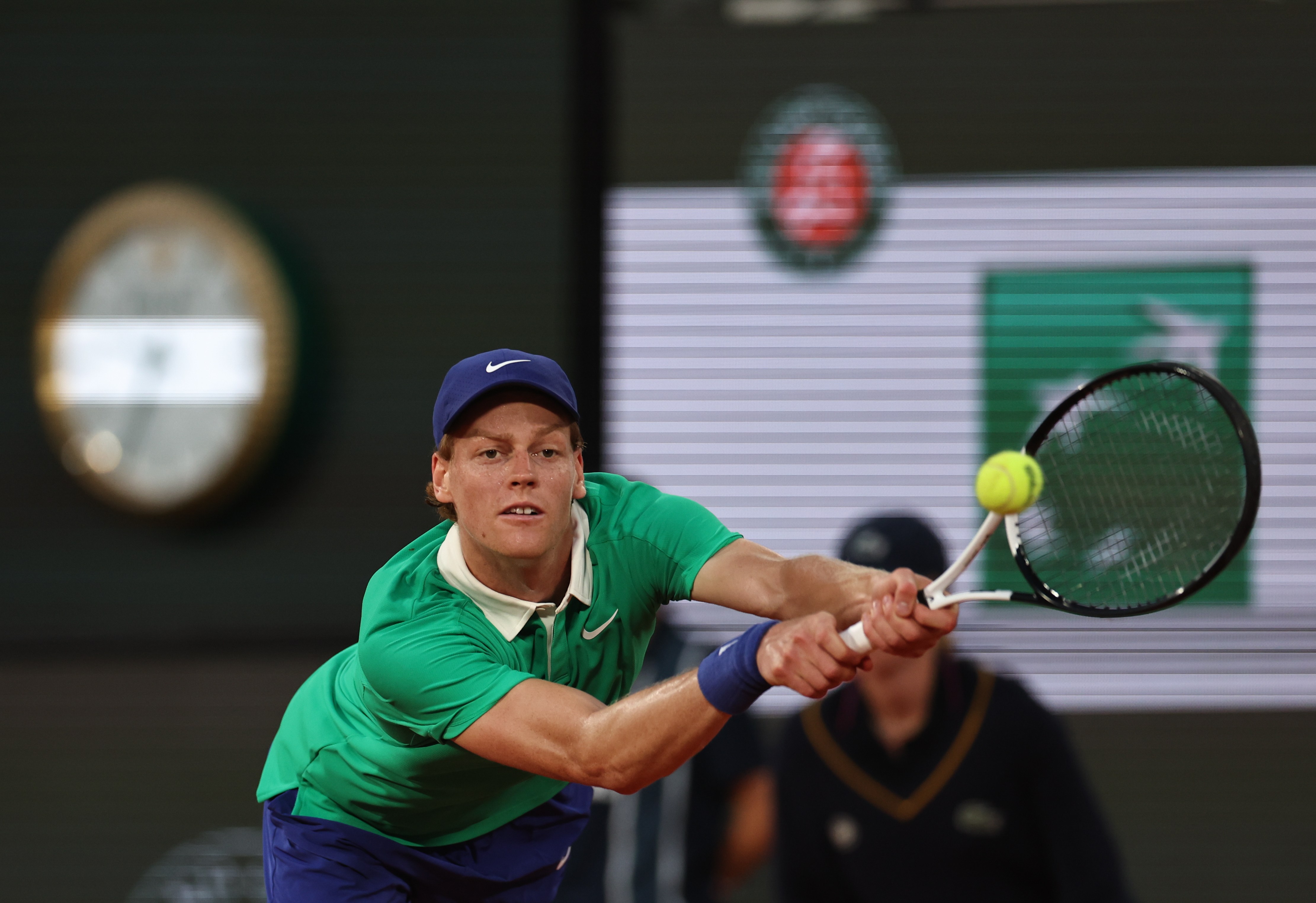 法网鏖战戴维斯杯，辛纳点燃赛场