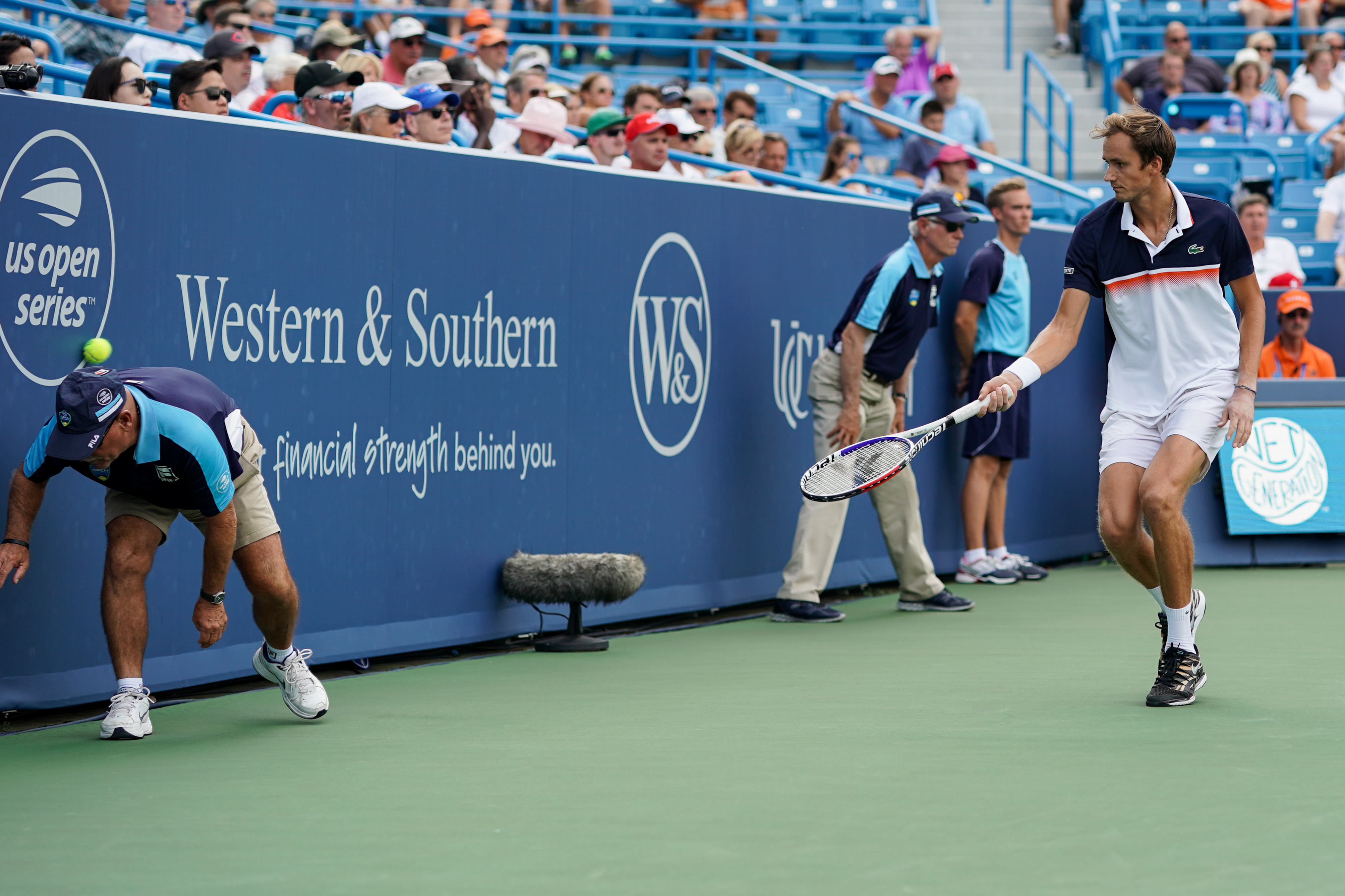 英国网球队险胜美国网球队，梅德韦杰夫制霸全场的简单介绍