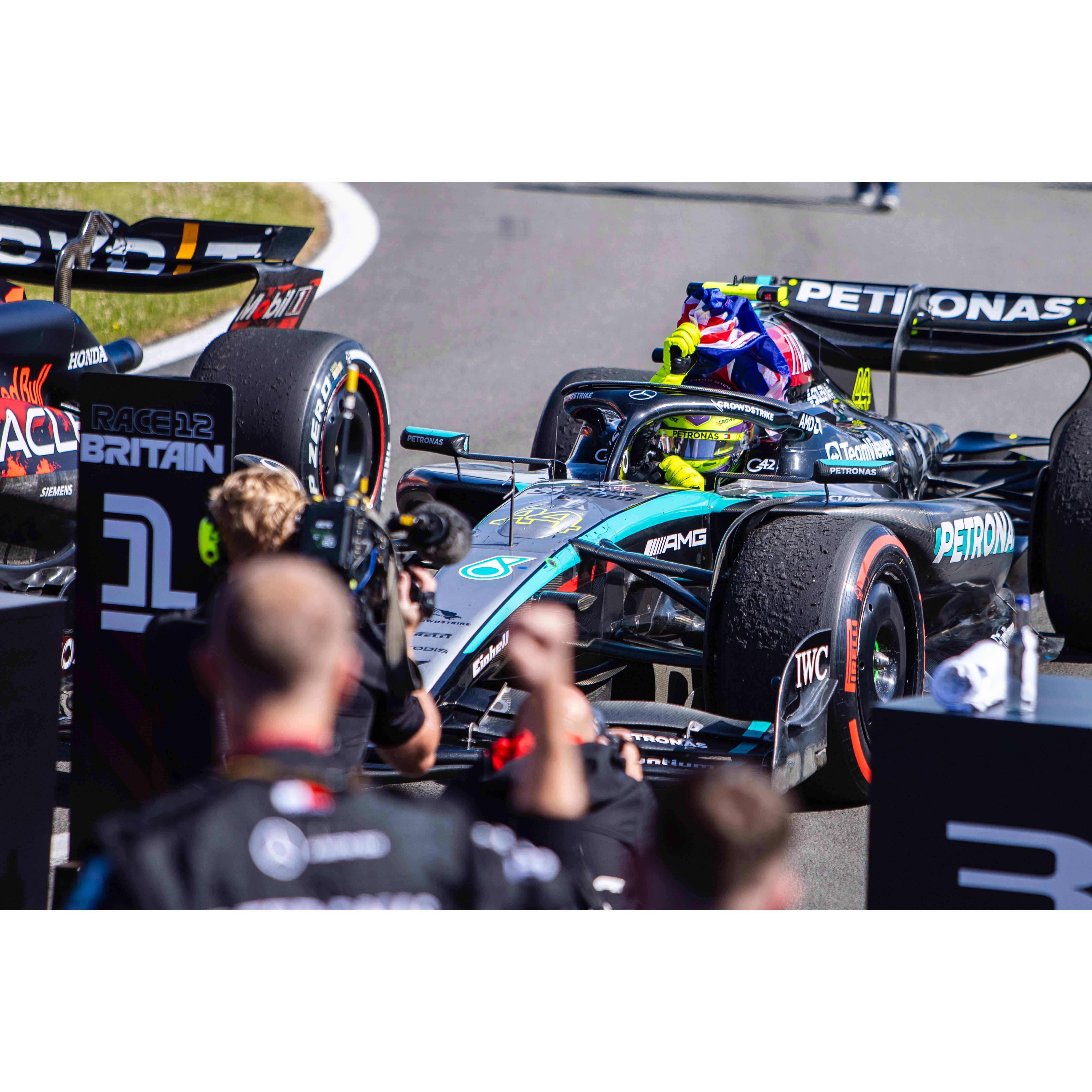 包含法拉利鏖战索伯车队，汉密尔顿统治全场的词条