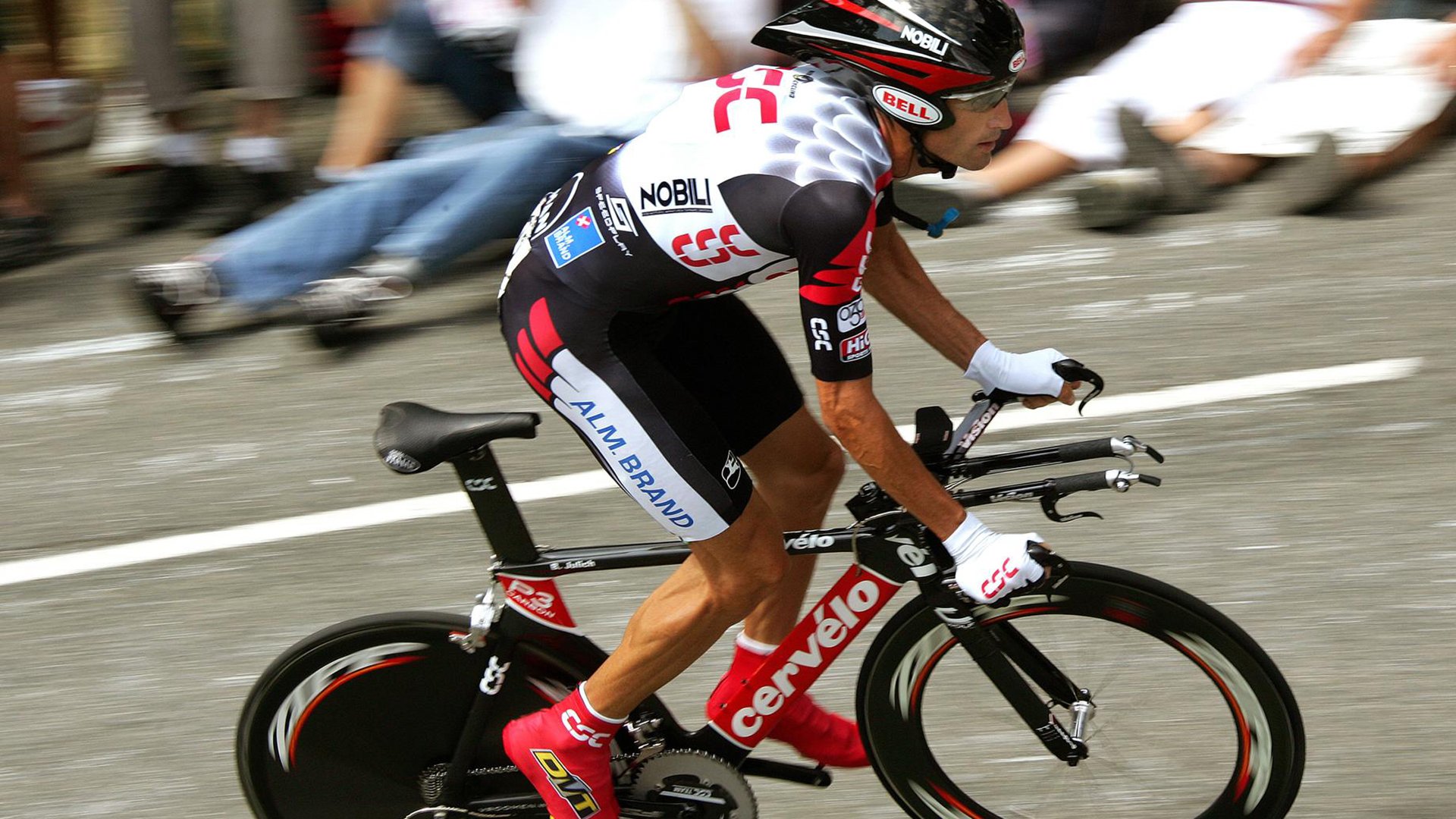 赛道与球场，当F1揭幕战之夜遇上布克的掌控力